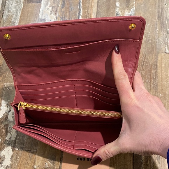 Miu Miu Quilted Matelassé Leather Wallet in Pink with Gold Logo - Picture 5 of 14